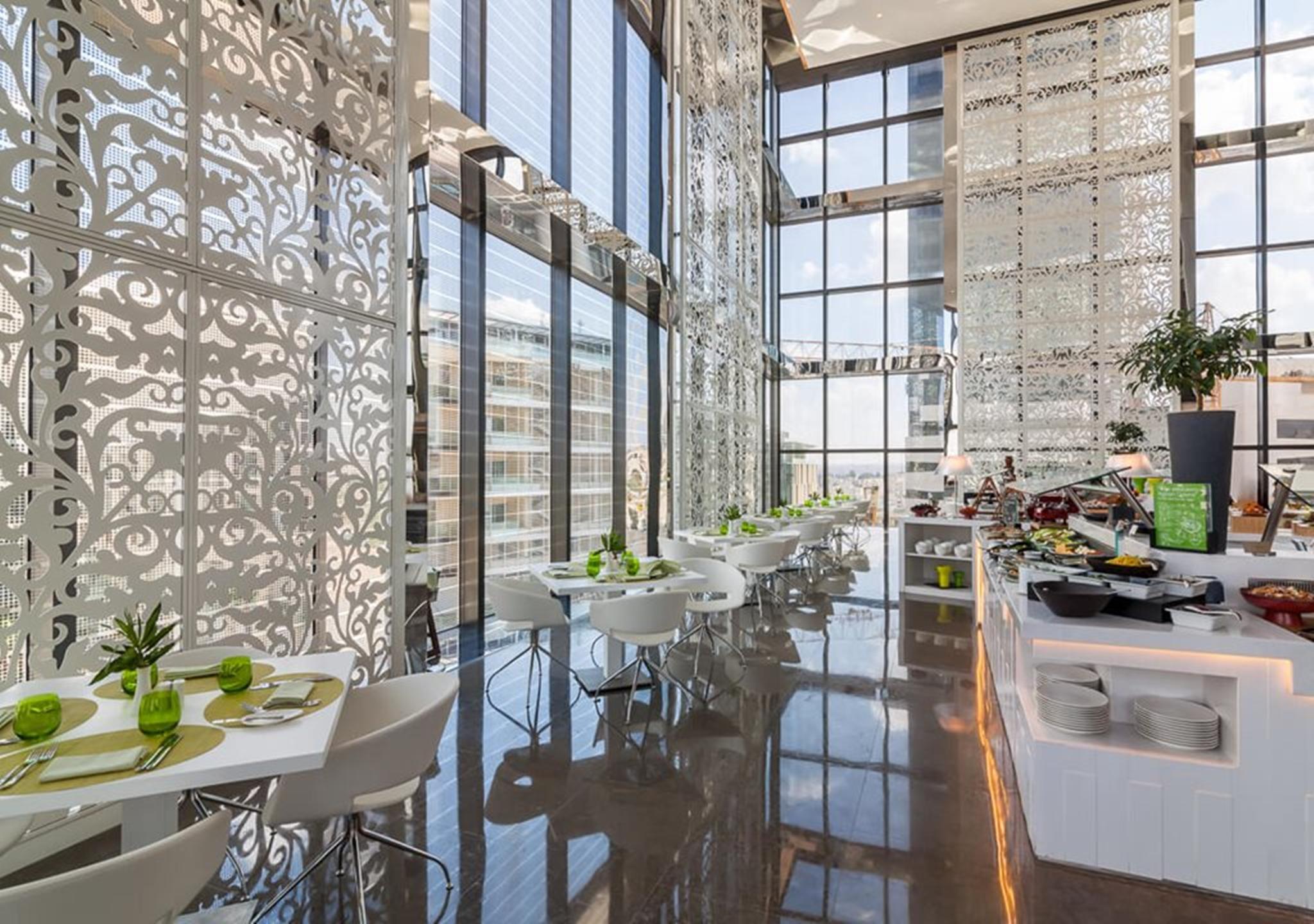 Готель Amman Rotana Екстер'єр фото The restaurant