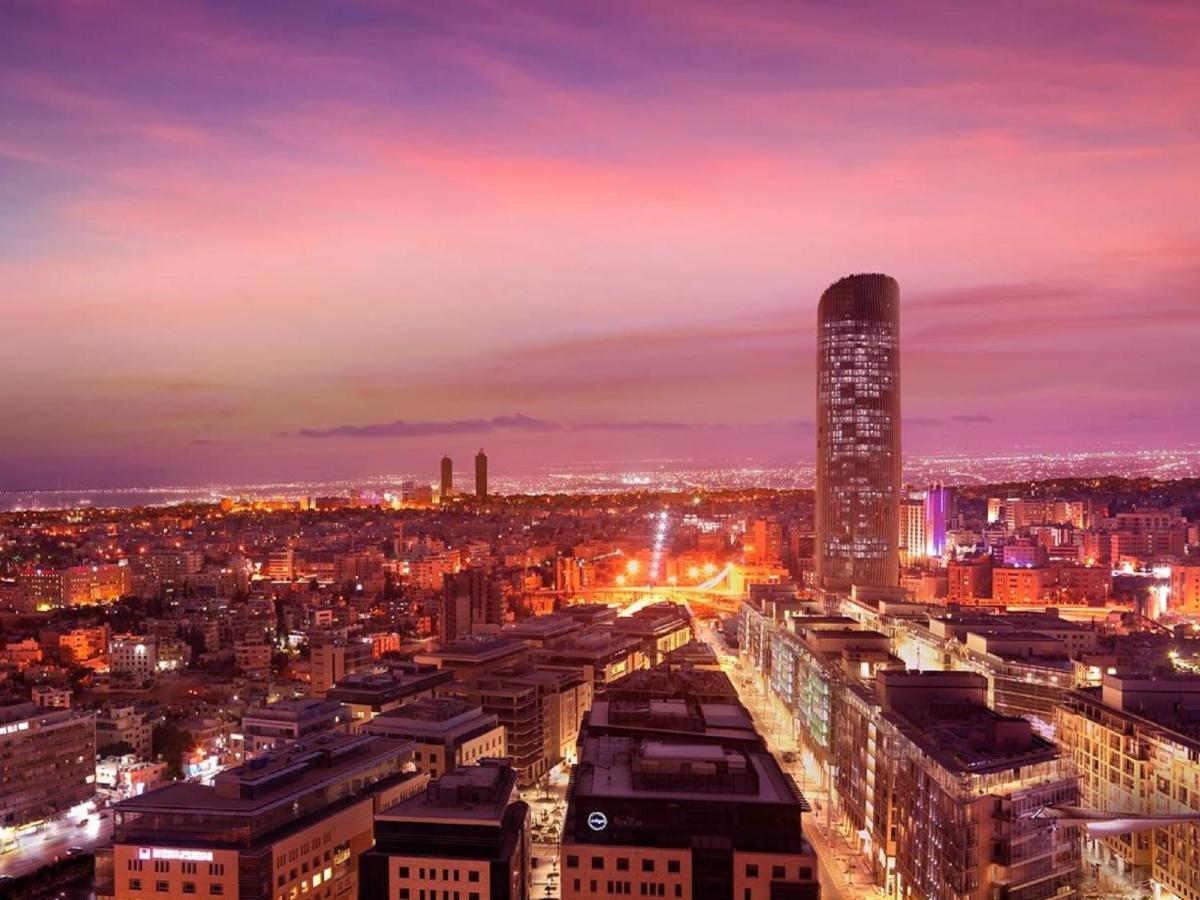 Готель Amman Rotana Екстер'єр фото View of the city at night