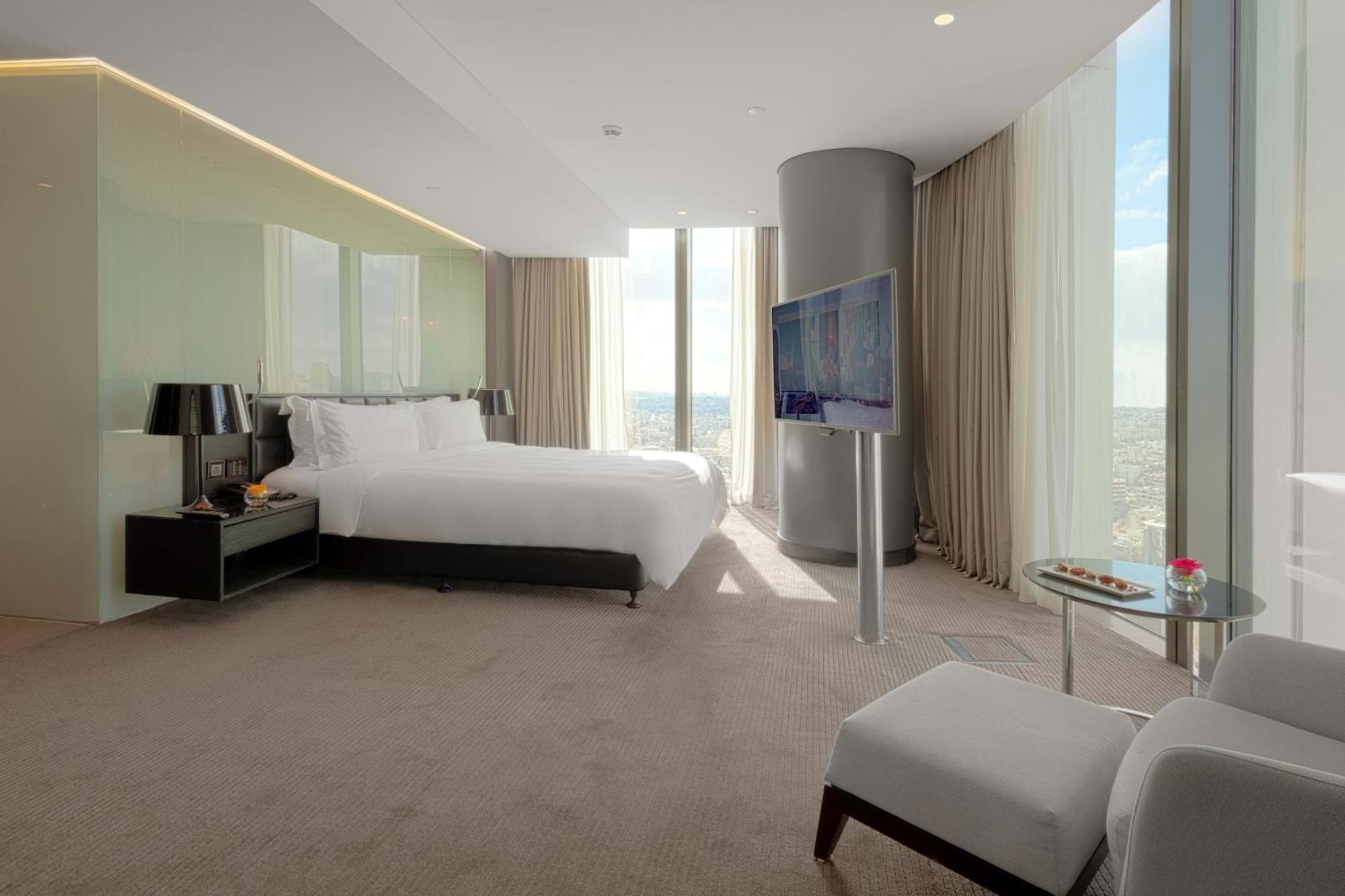 Готель Amman Rotana Екстер'єр фото A bedroom at the Ritz-Carlton, DIFC