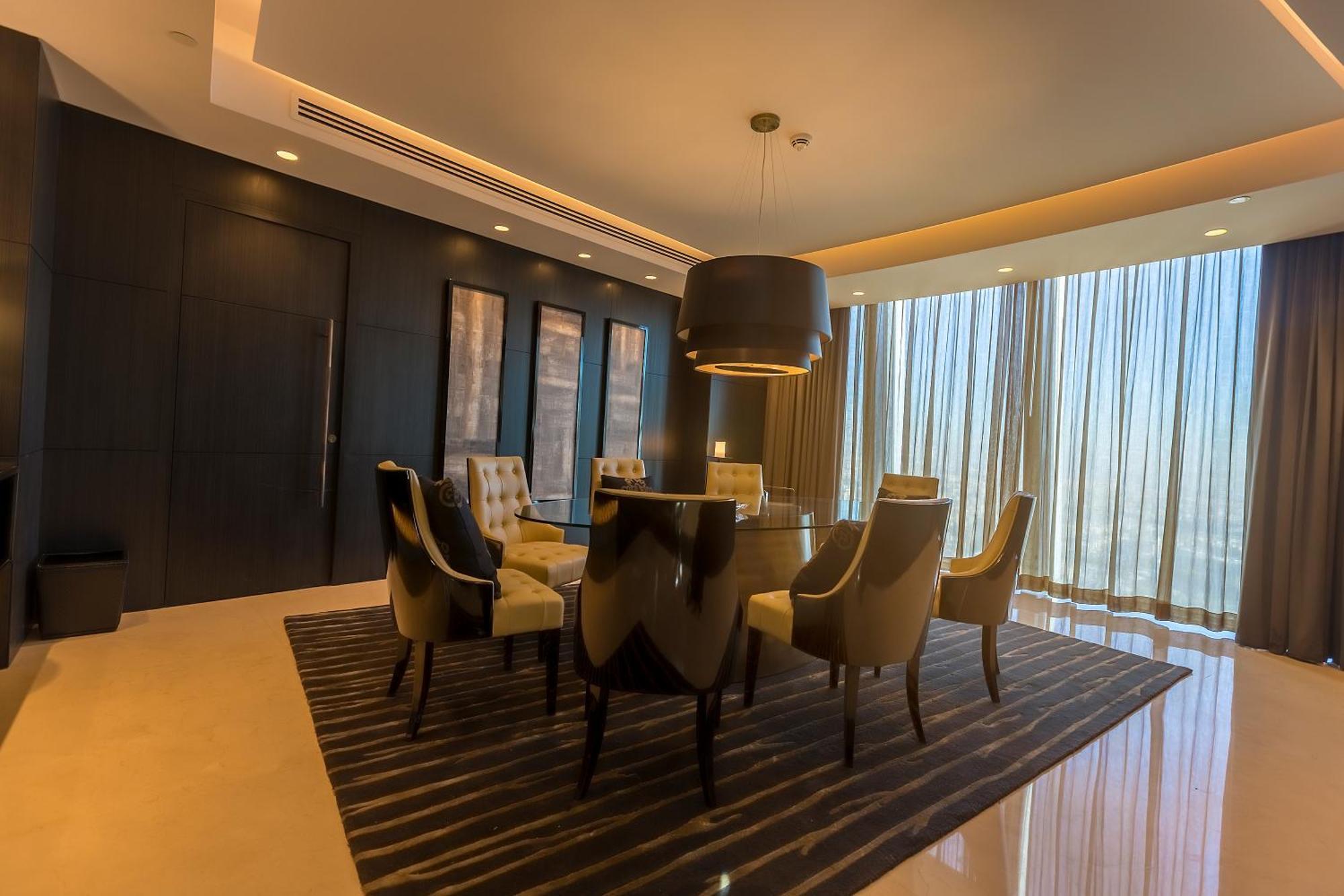 Готель Amman Rotana Екстер'єр фото A dining room in a luxury apartment