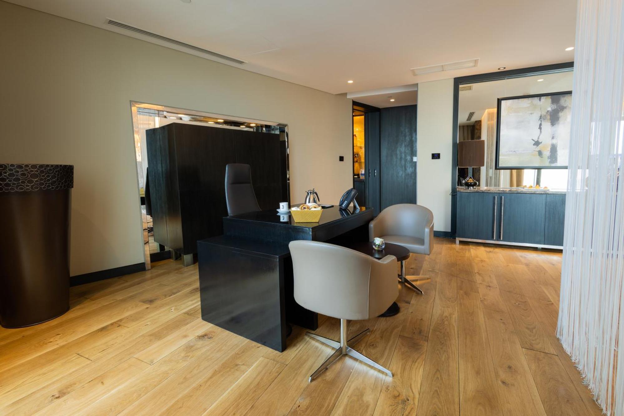 Готель Amman Rotana Екстер'єр фото The interior of a private suite at the airport