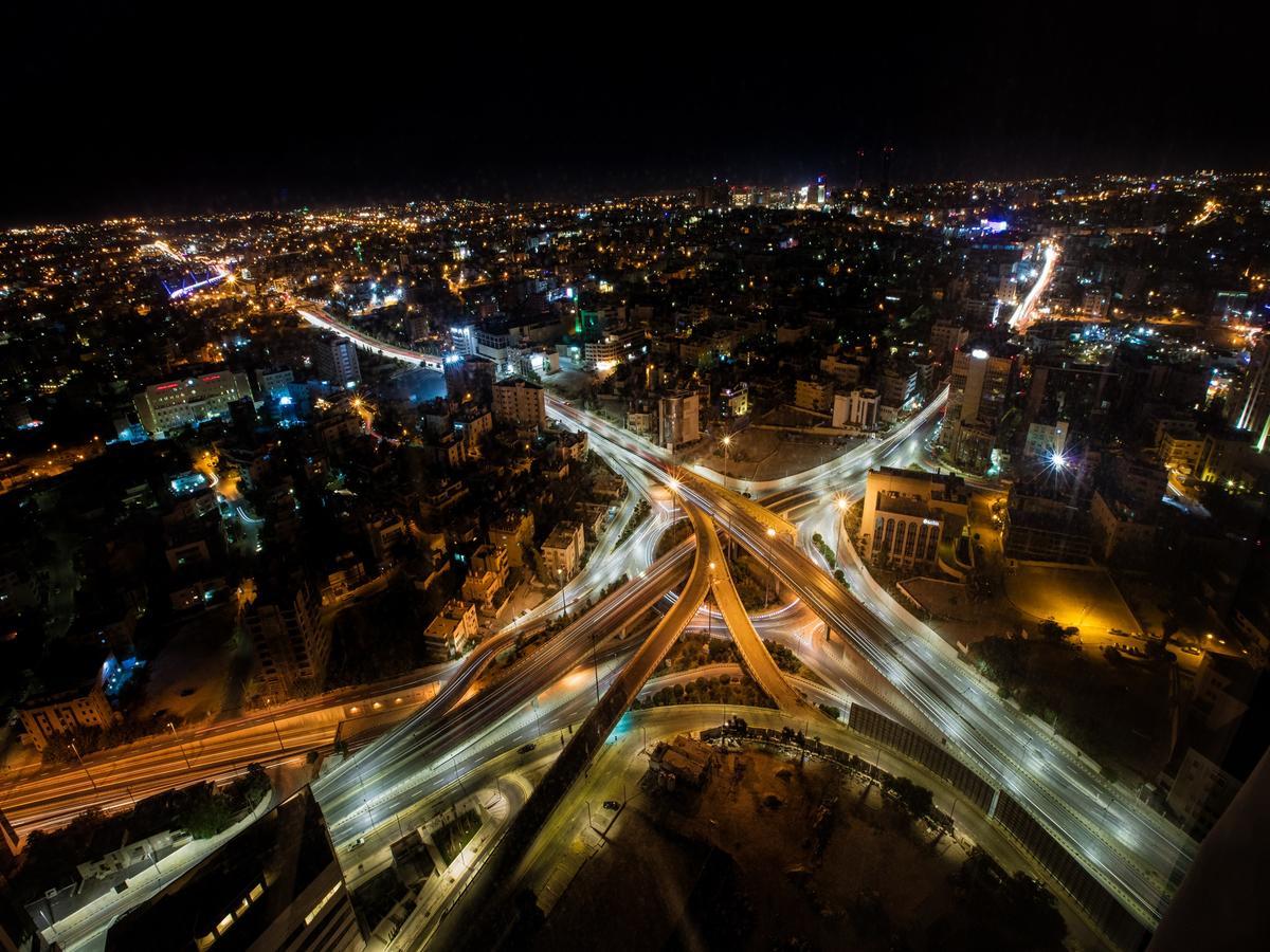 Готель Amman Rotana Екстер'єр фото Aerial view of the city at night